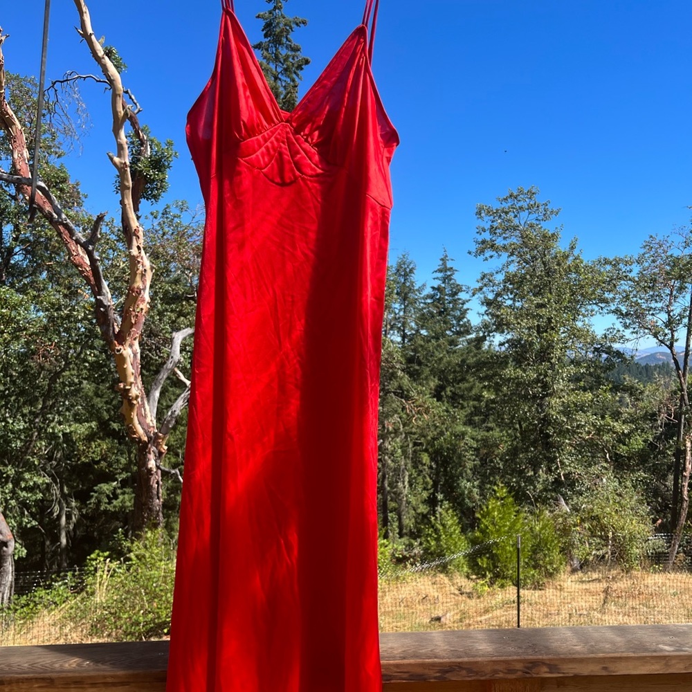 1970s Vanity Fair Red Night Gown
100% nylon
Says size 38 fits M/L